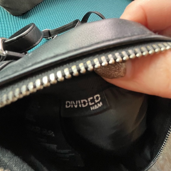 H&M mini backpack in black with adjustable straps - Picture 4 of 5